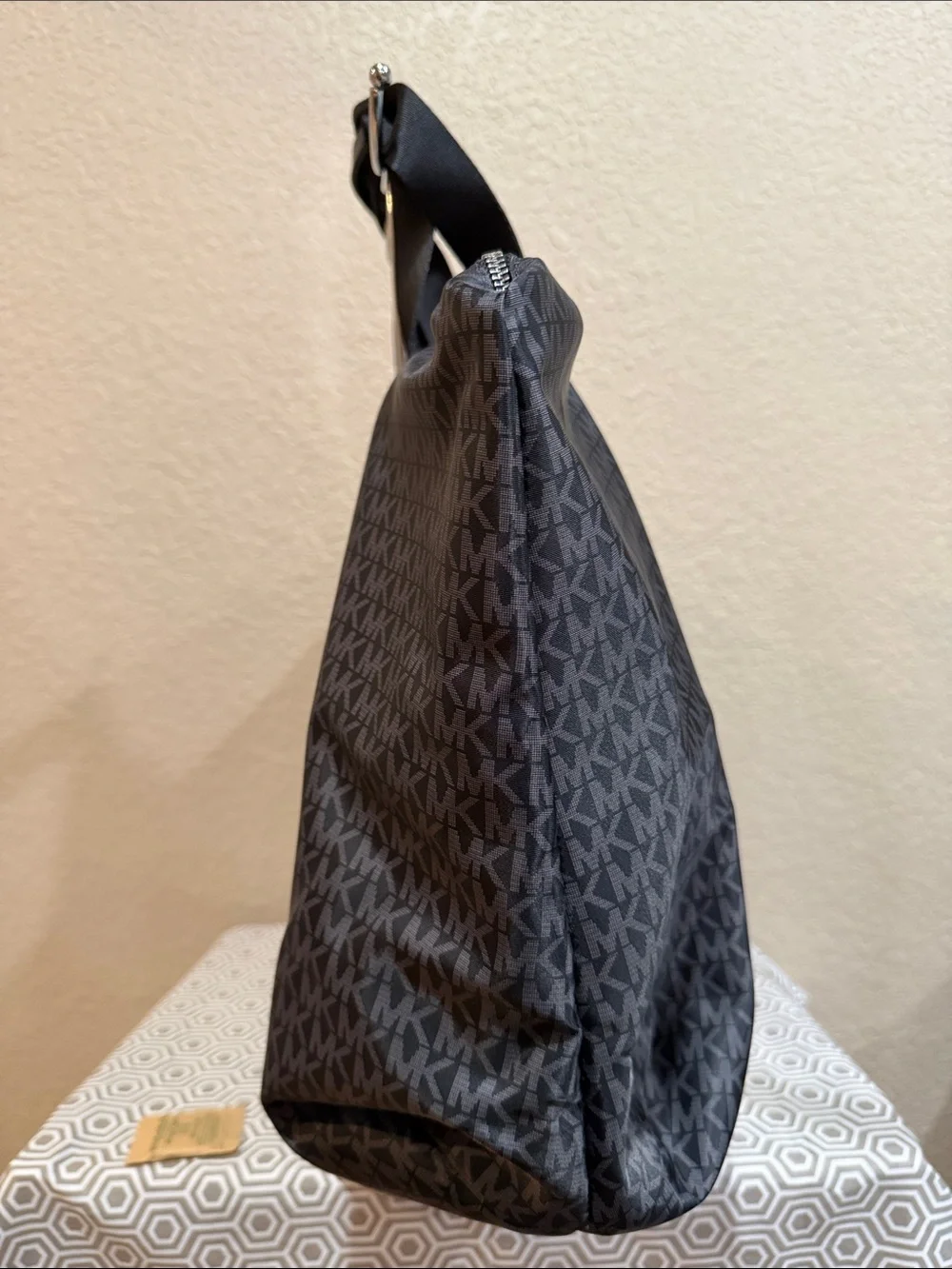MICHAEL Michael Kors Black Nylon TANNER LG REV PCKBLE tote Front Zip Pouch